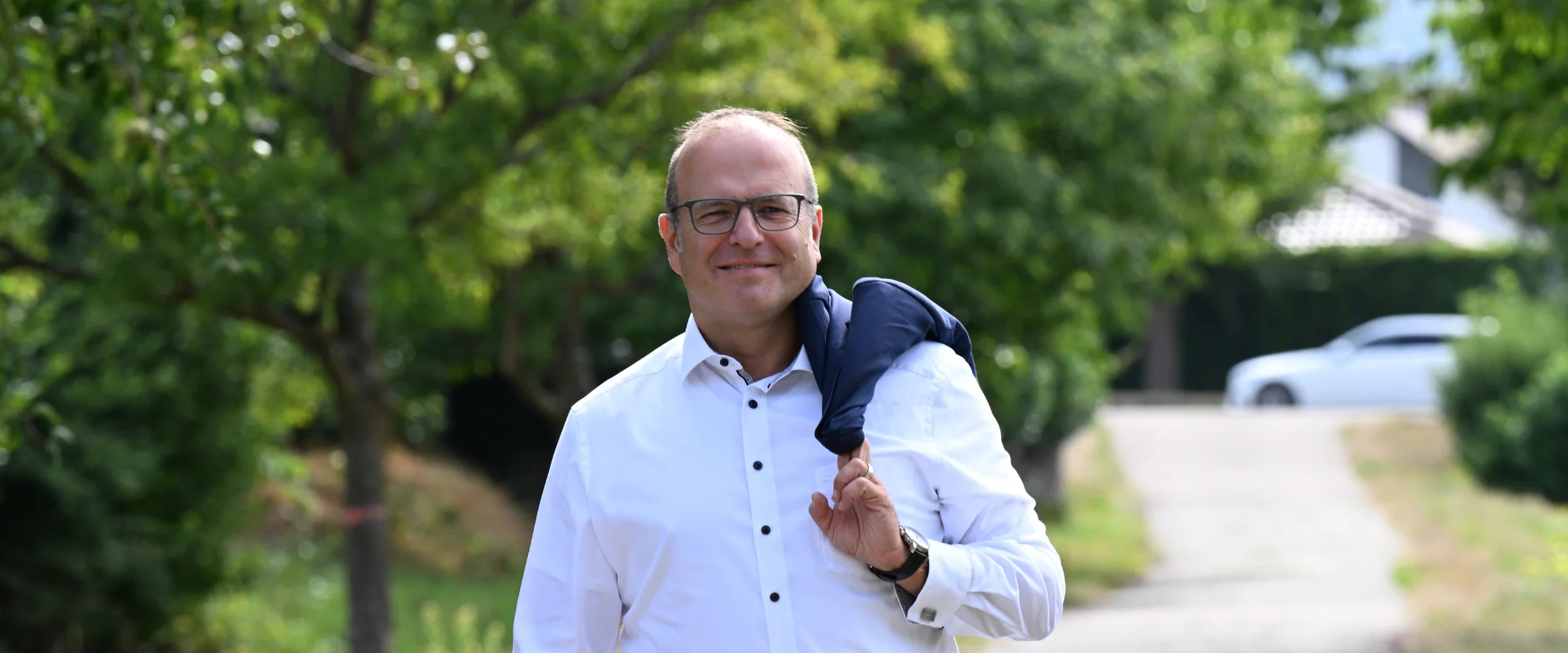 Alexander Schröder auf einem Weg im Grünen